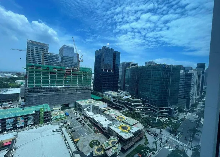 Apartment Spacious 2br In Bgc With Workspace & Washer