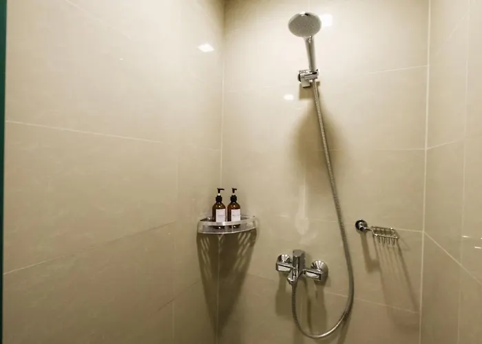 Apartment Spacious 2br In Bgc With Workspace & Washer