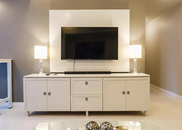 Spacious 2br In Bgc With Workspace & Washer Apartment *