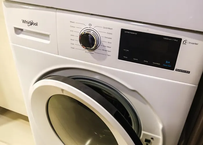 Spacious 2br In Bgc With Workspace & Washer