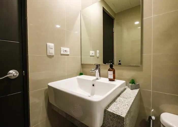 Spacious 2br In Bgc With Workspace & Washer Apartment